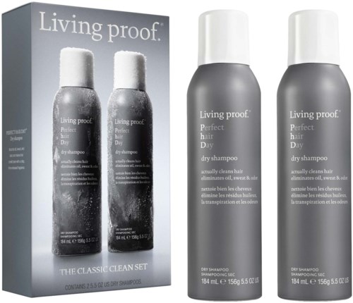 En box med två flaskor Living proof torrschampo, grå flaskor med vita lock, och produktbeskrivning.