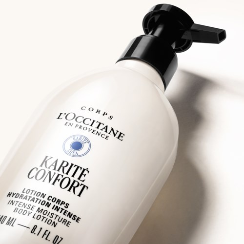 En hvit lotionflaske med svart pumpe, merket som L'Occitane Karite Confort intensiv fuktighetslotion.