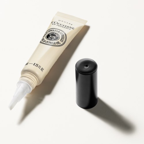 En hvit tube med L'Occitane håndkrem og en svart lokk ved siden av. Enkel og minimalistisk design.