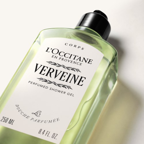 Butelka perfumowanej żelu pod prysznic Verveine od L'Occitane z przezroczystą zieloną cieczą.