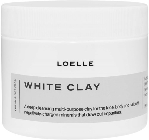 Ein weißer Behälter mit dem Aufdruck 'LOELLE WHITE CLAY' und einer Beschreibung für Gesicht- und Körperlehm.