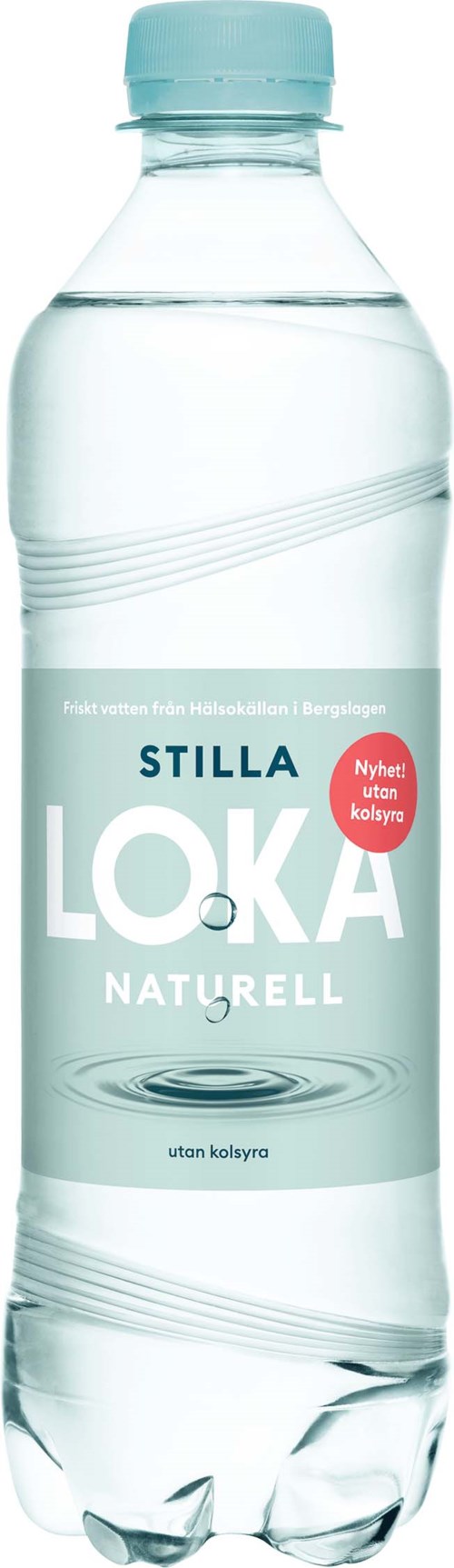Przezroczysta butelka z wodą z etykietą "STILLA LOKA NATURELL" i czerwonym kołem z białym tekstem.