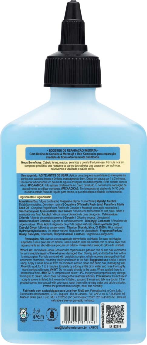 Eine blaue Flasche mit schwarzer Düse, gefüllt mit Flüssigkeit, und Beschriftung mit Text. Es scheint sich um ein Reinigungs- oder Hygieneprodukt zu handeln.