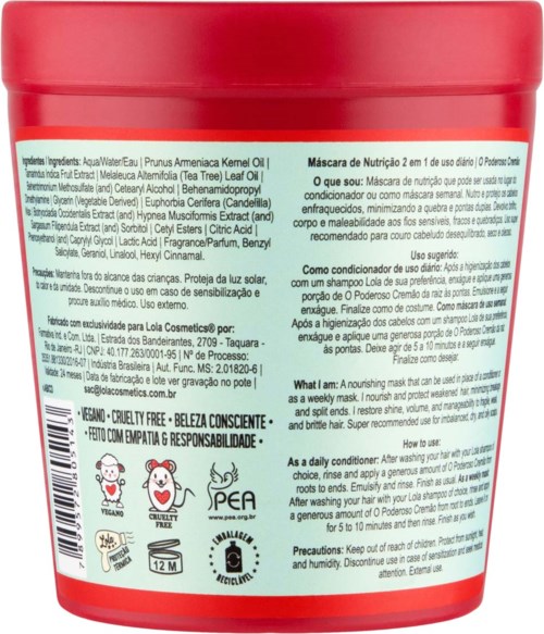 En röd behållare med produktdetaljer, ingredienser och användningsinstruktioner på flera språk, inklusive ikoner och certifieringar.