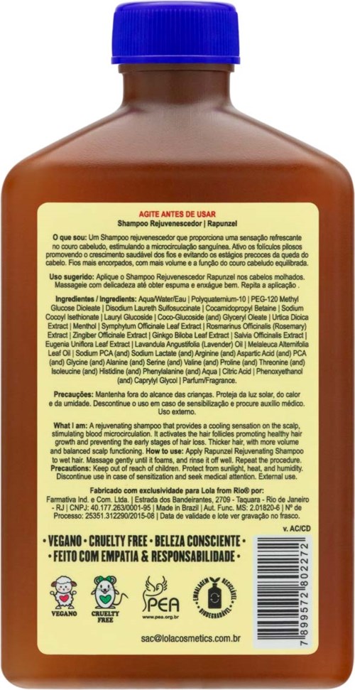 En brun schampoflaska med blått lock och en etikett med text, symboler och instruktioner på portugisiska.