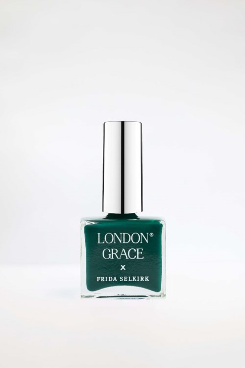 En teal nagellackflaska med silverlock står på en vit bakgrund. Etiketten säger London Grace x Frida Selkirk.