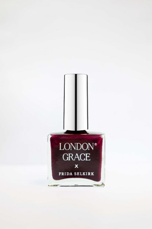 En flaska med mörkröd eller rosa nagellack med silverlock, märkt 'LONDON GRACE x FRIDA SELKIRK'.