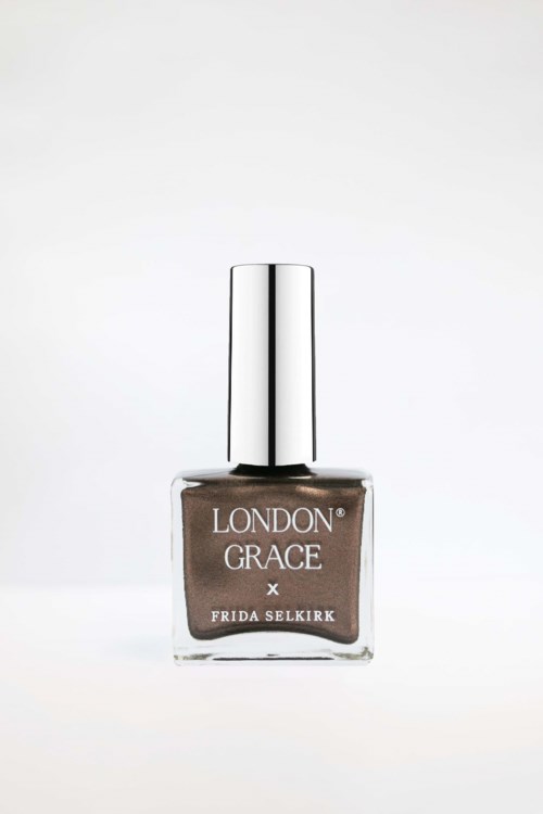 En nagellackflaska märkt London Grace och Frida Selkirk, med ett silverlock, på en enkel bakgrund.