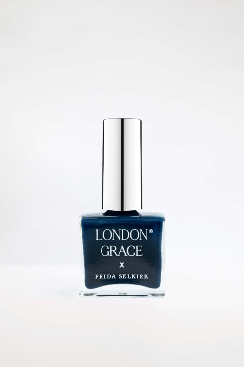 En blå nagellackflaska med silverlock, märkt 'London Grace x Frida Selkirk'.