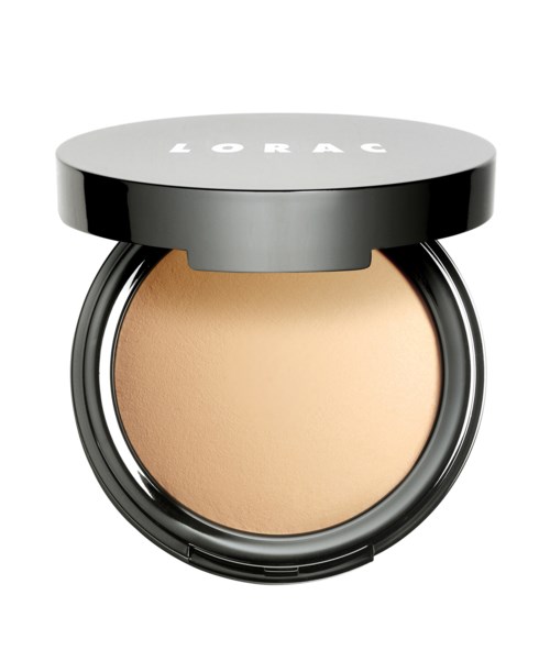 En kompaktdose med beige pulver, svart ytre og sølvlokk med teksten 'LORAC'.