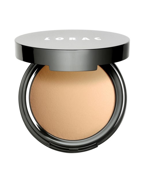En kompakt puderboks med merket 'LORAC' på lokket, åpnet for å vise beige pulver inni.