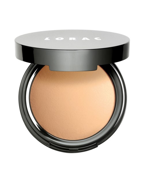En rund komfyr med beige pulver inni og et svart lokk med 'LORAC' skrevet på.