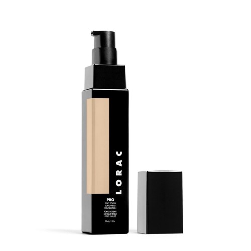 En flaska flytande foundation med pump och svart lock, märkt 'LORAC PRO', står på vit bakgrund.