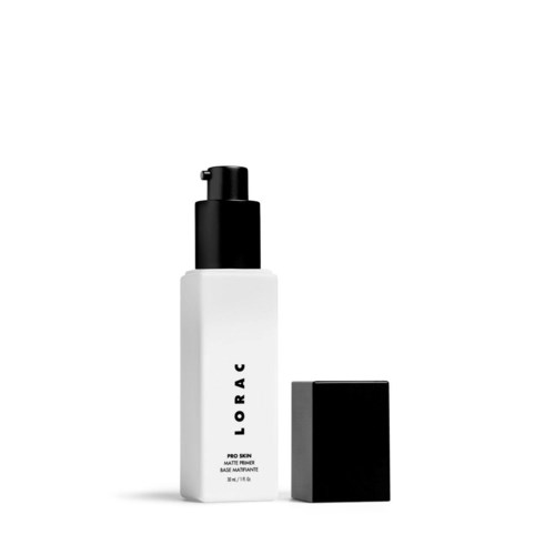 Vit flaska med svart lock och pump, märkt "LORAC PRO SKIN". Enkel, elegant design. Inga ytterligare element syns.