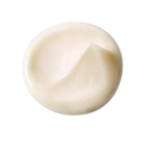 Ein Klecks weißen Cremes oder Joghurt mit glatter Oberfläche auf weißem Hintergrund.