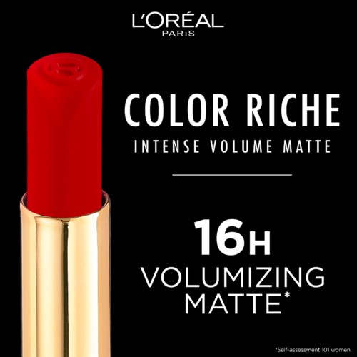 Schwarzer Hintergrund mit rotem Lippenstift im Goldhülschen und weißen Text über Haarfarbe und Stylingprodukte.