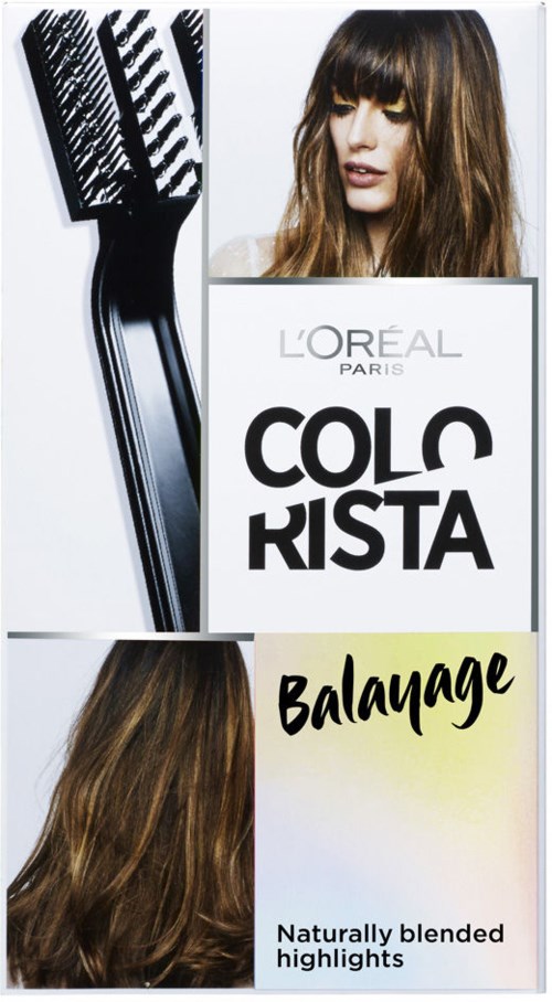 En kvinna med långt brunt hår, en hårborste och en produktförpackning för hårfärger märkta "Balayage".