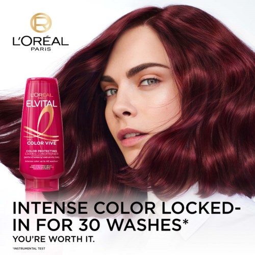 L'Oréal Elvital Haartönung mit einer Frau, die strahlend rotes und glänzendes Haar zeigt, und eine pinke Flasche links.