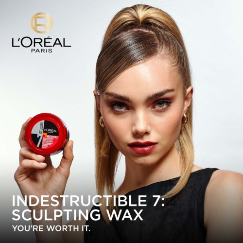 Een vrouw met blond haar houdt een rood bakje en promoot L'Oréal's Infallible 7 Sculpting Wax.