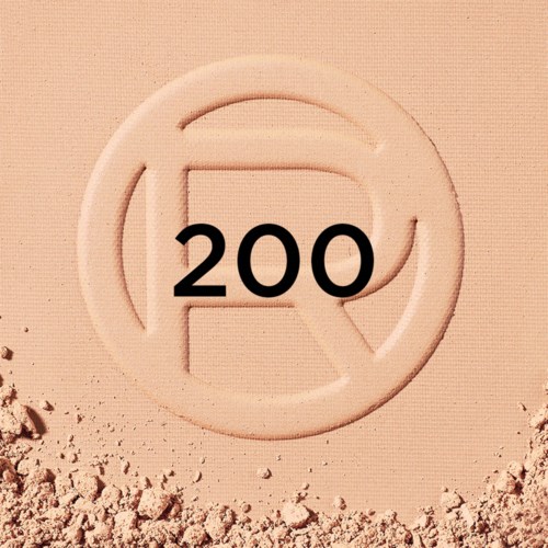 En rund logo med tallet 200 inde i, delvist begravet i sand.