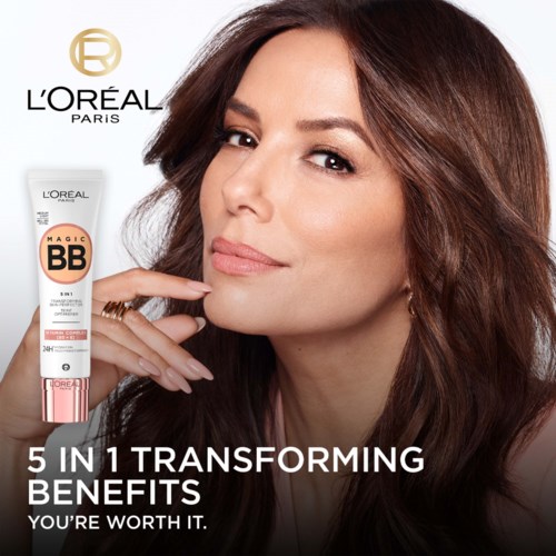 En kvinde med brunt hår holder et skønhedsprodukt og smiler. L'Oréal står øverst, og teksten viser fordele.