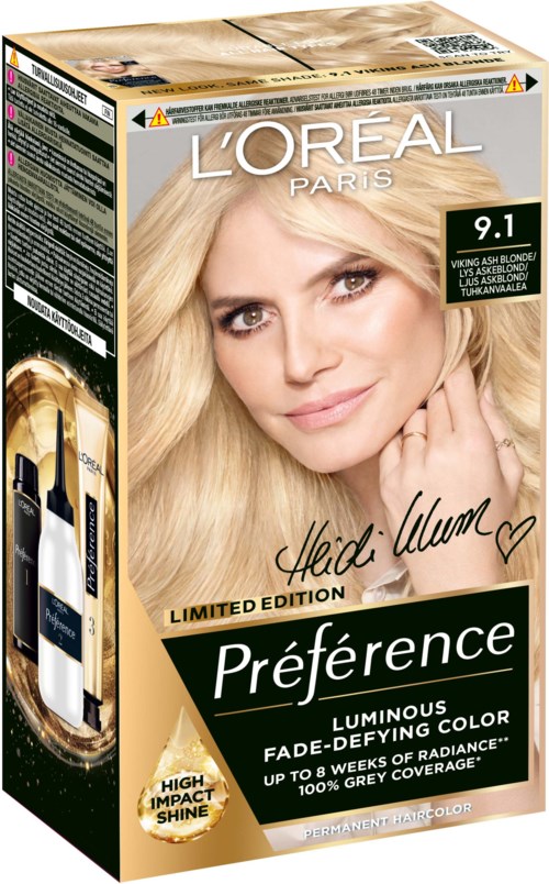 En hårfärgningsförpackning med en leende kvinna med blond hår, L'Oréal-logotyp och produktdetaljer som nyans och fördelar.