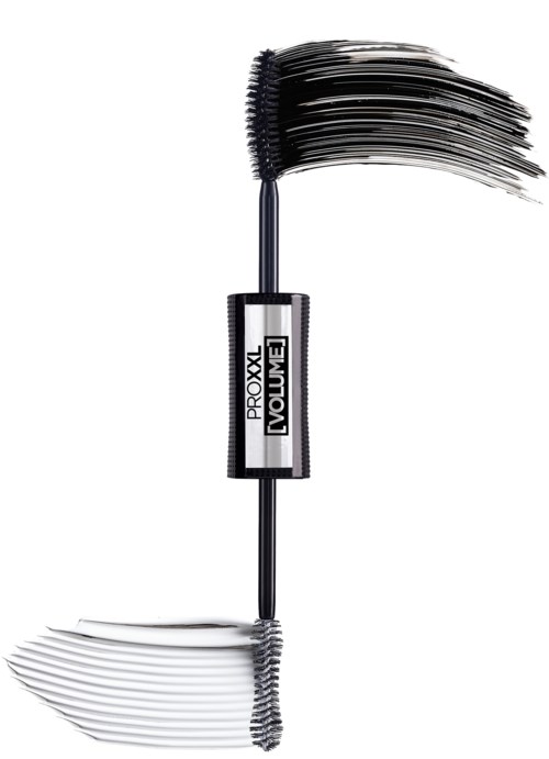En mascara-børste viser svart mascara over og hvit mascara under, med produktnavnet på håndtaket.