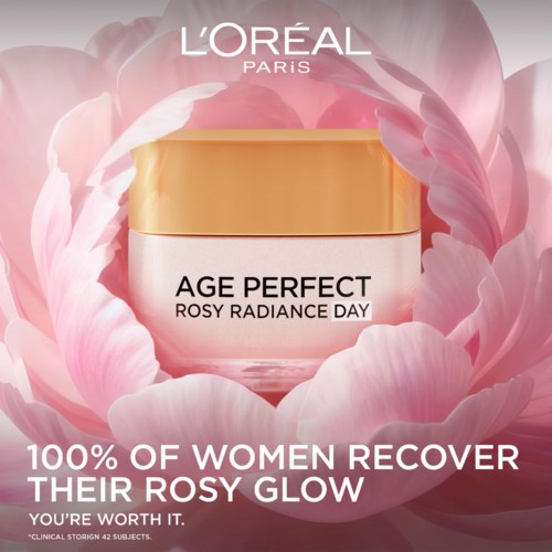 L'Oréal Age Perfect Rosy Radiance Day i en burk omgiven av rosa blomblad.
