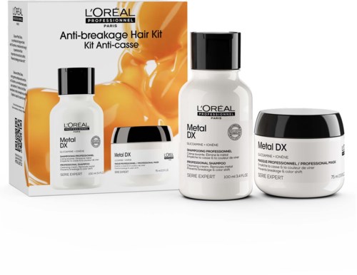 L'Oréal Metal DX anti-brytningshårkit med schampo, balsam och mask i vita flaskor med svarta lock mot orange bakgrund.