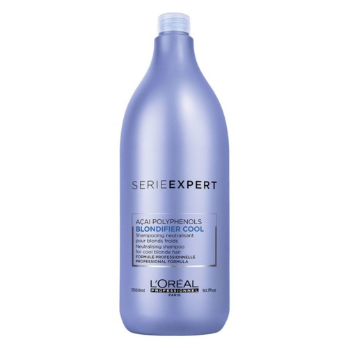 En lång, ljuslila schampoflaska med silverlock för blont hår, märkt 'L'Oréal Serie Expert Blondeifier Cool'.