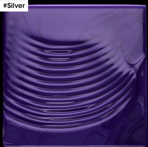 En glänsande lila låda med ett lager av cirkulära mönster och ordet 'Silver' i hörnet.