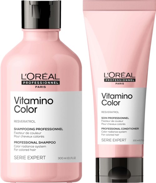 Två hårvårdsprodukter i rosa förpackningar från L'Oréal, ett schampo och ett balsam för färgat hår.