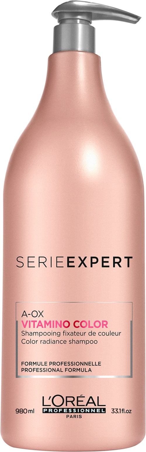 En lång, rosa flaska med pump, märkt som L'Oréal Professionnel schampo för färgskimmer.