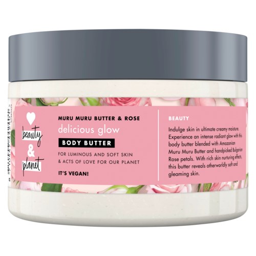 En vit burk för kroppssmörj, med en rosa etikett och ett grått lock, dekorerad med rosa rosor i bakgrunden.