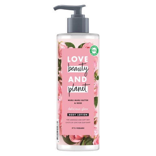 En flaska kroppslotion med rosa rosor, märkt 'Love beauty and planet' och 'delicious glow'.