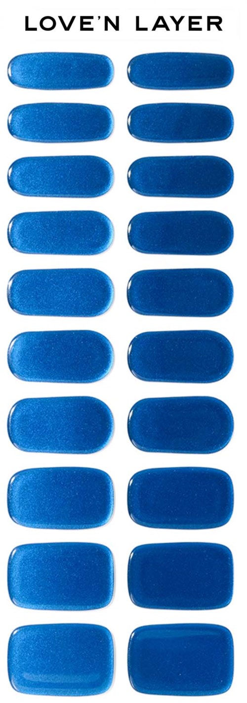 Blå gel nagellack remsor i vertikalt arrangemang med en etikett "LOVE'N LAYER" högst upp.