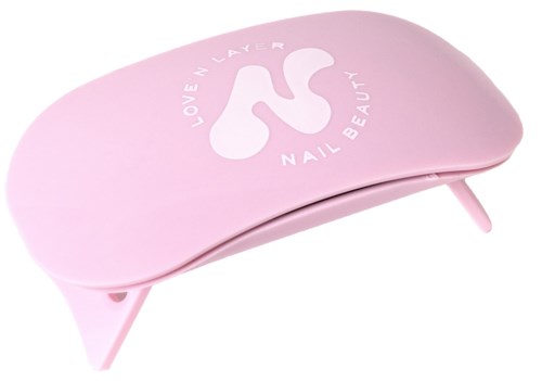 Lyserødt negleplejeværktøj med en hvid logo, der siger "Love Nail Beauty" og et 'N'-symbol.