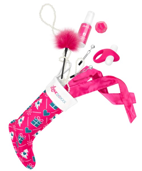 Een roze kerstkous met speelgoed, nagellak en roze lint, gevuld met cadeaus en accessoires.