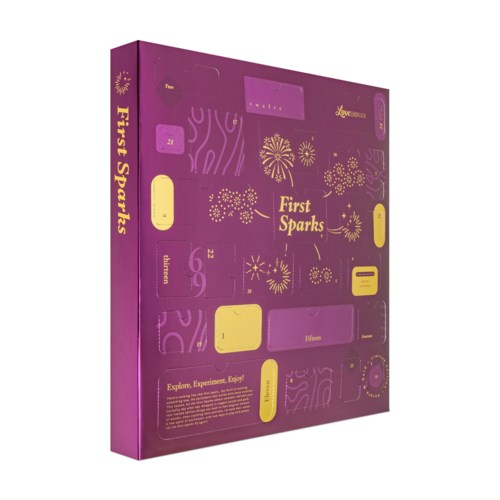 Kleurrijke doos met vuurwerkillustraties en de woorden 'First Sparks'.