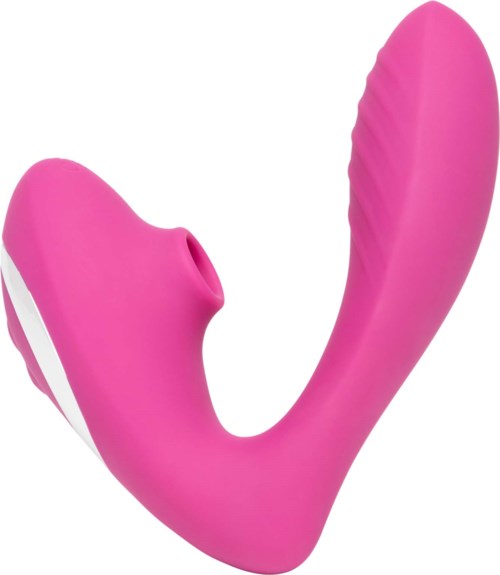 Ett rosa, böjt sexleksak med strukturerade räfflor och en vit remfäste. Den är flexibel för komfort.