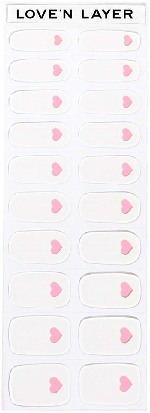 Adskillige små plaster med rosa hjerter er arrangeret i rækker på en hvid baggrund. Teksten siger "LOVE'N LAYER."