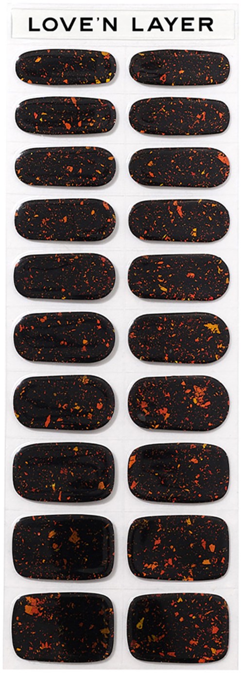 Nagellacksticker med etiketten 'LOVE'N LAYER' med svart bakgrund och orange-röda prickar, arrangerade i två kolumner.
