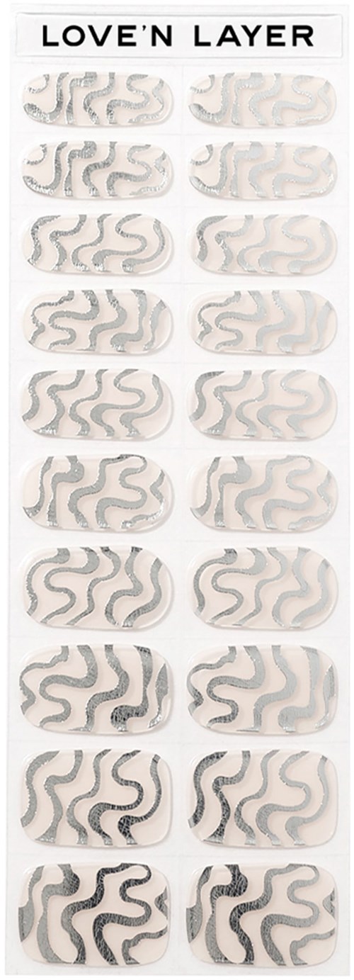 Nagellacksticker med vågiga svarta och vita mönster, arrangerade i två kolumner på ett ark som heter "Love'n Layer."