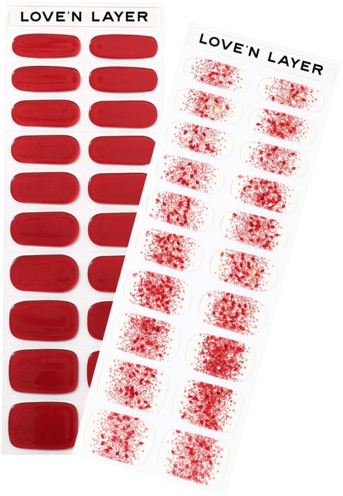 Zwei Blätter mit Nagelstickern, eines in Rot, das andere mit roten und goldenen Glitzerelementen.