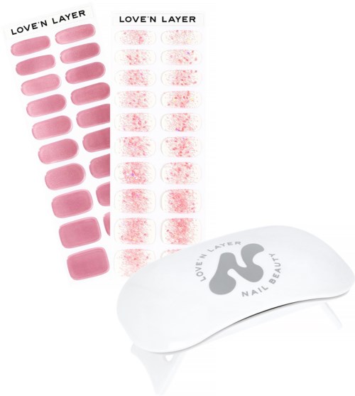 Nagellackprover med olika nyanser och texturer, tillsammans med en vit UV-nagellampa. Texten lyder "LOVE'N LAYER".