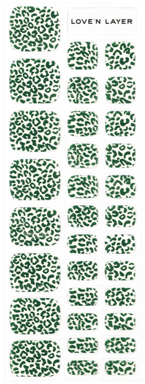 Ett klistermärkesblad med olika gröna leopardtryck i olika storlekar, märkt "LOVE N LAYER" överst.
