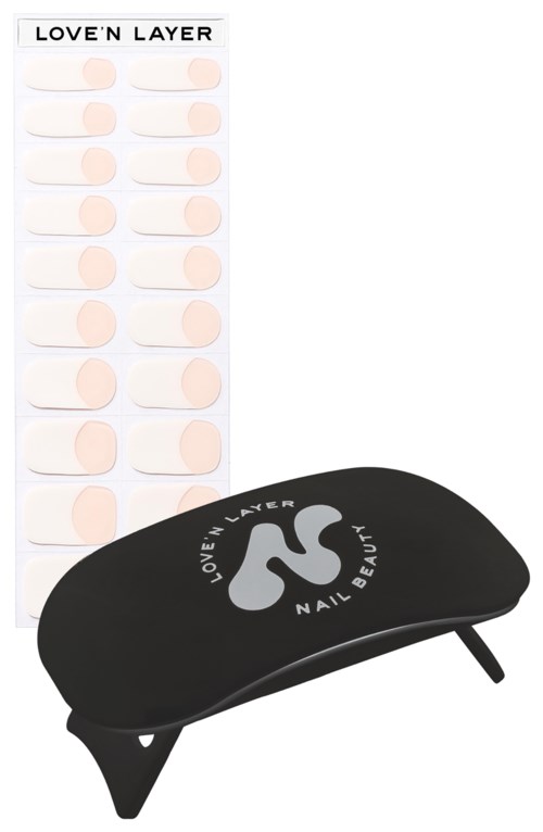 En nagelklistermärkesstrippa med många nude-färgade tips och ett svart nagelverktyg med 'Love'n Layer'-logga.