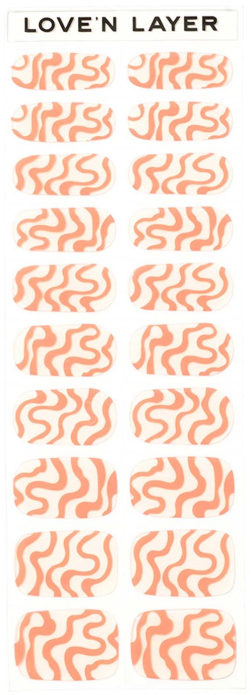Een verticale strook met herhalende oranje krullende vormen en de woorden "LOVE'N LAYER" bovenaan.