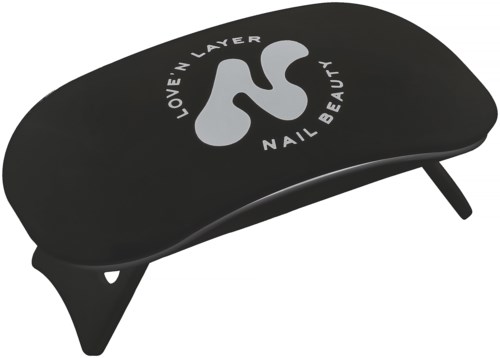 Een zwart nagelverzorgingsgereedschap met een logo en tekst die zegt "Love in Layer" en "Nail Beauty".
