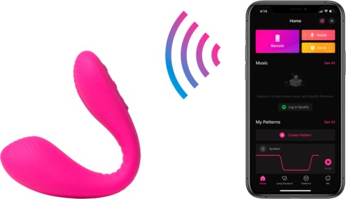 En rosa buet enhed forbundet til en smartphone, der viser app-kontrol til fjernbetjening, musik og mønster.